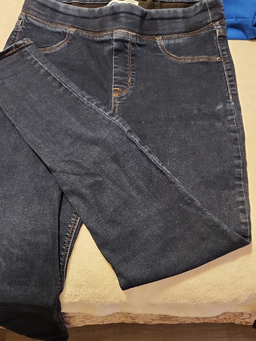 Old Navy Ladies Slim Stretch Jeans in Dark Blue